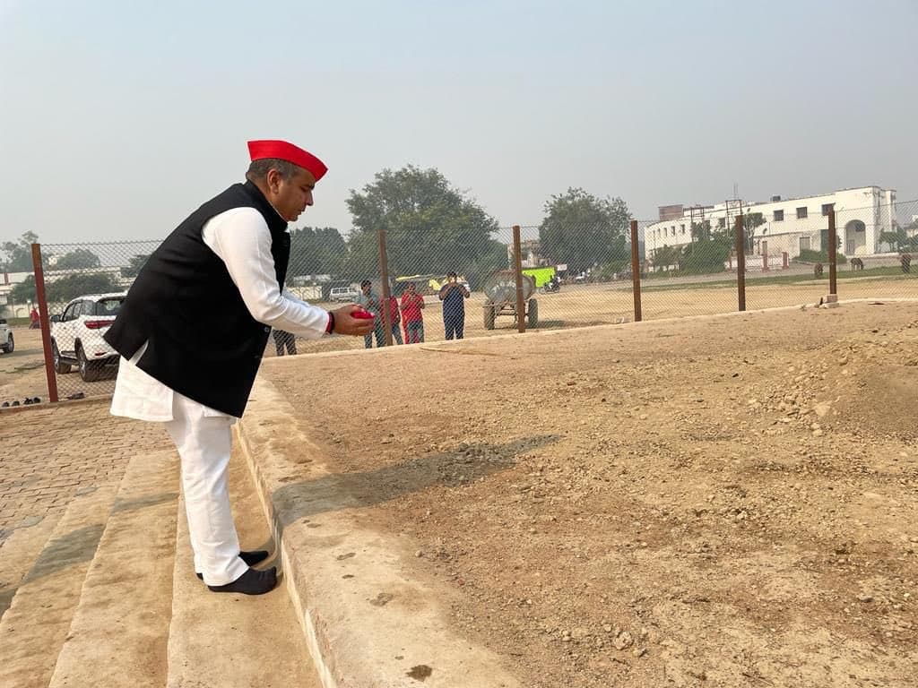 Mainpuri By-Election: मुलायम सिंह यादव को याद करके मंच पर फफककर रो पड़े धर्मेंद्र यादव