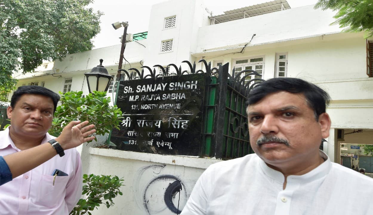 'आप' सांसद संजय सिंह ने भाजपा समर्थकों पर लगाया घर पर हमला करने का आरोप, नेमप्लेट पर पोत दी कालिख