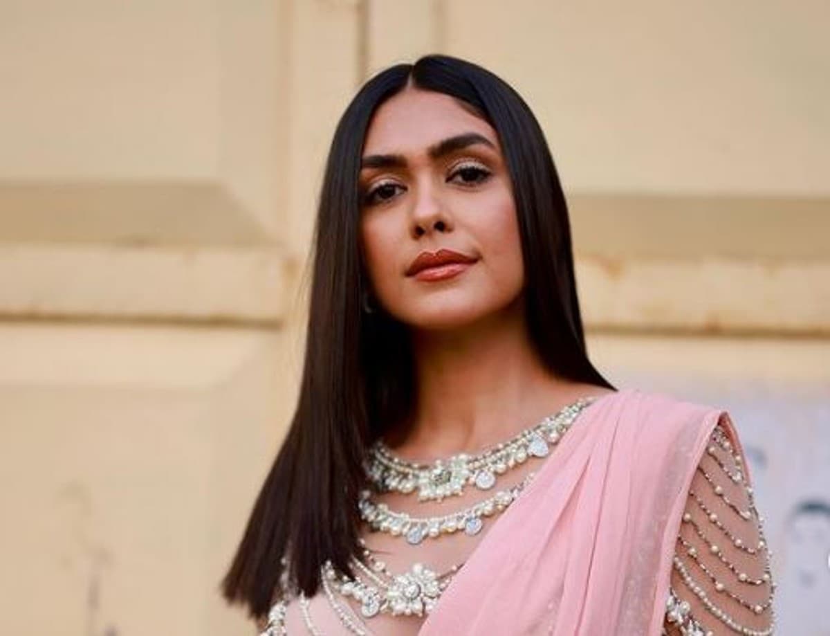 बॉलीवुड में न्यू कमर के साथ कैसा होता है बर्ताव मृणाल ठाकुर ने किया खुलासा, कहा-घर आकर रोती थी...