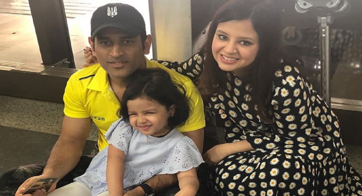 MS Dhoni And Sakshi: एमएस धोनी, साक्षी और जीवा के साथ छुट्टियां मनाने पहुंचे दुबई, सामने आयी बेहतरीन तस्वीरें