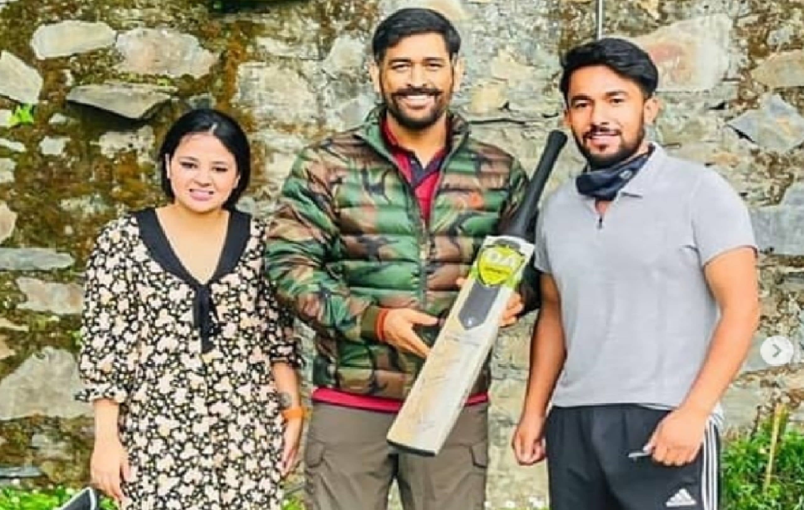 नये लुक में नजर आये एमएस धौनी, लंबी मूंछें देख पागल हुए फैन्स