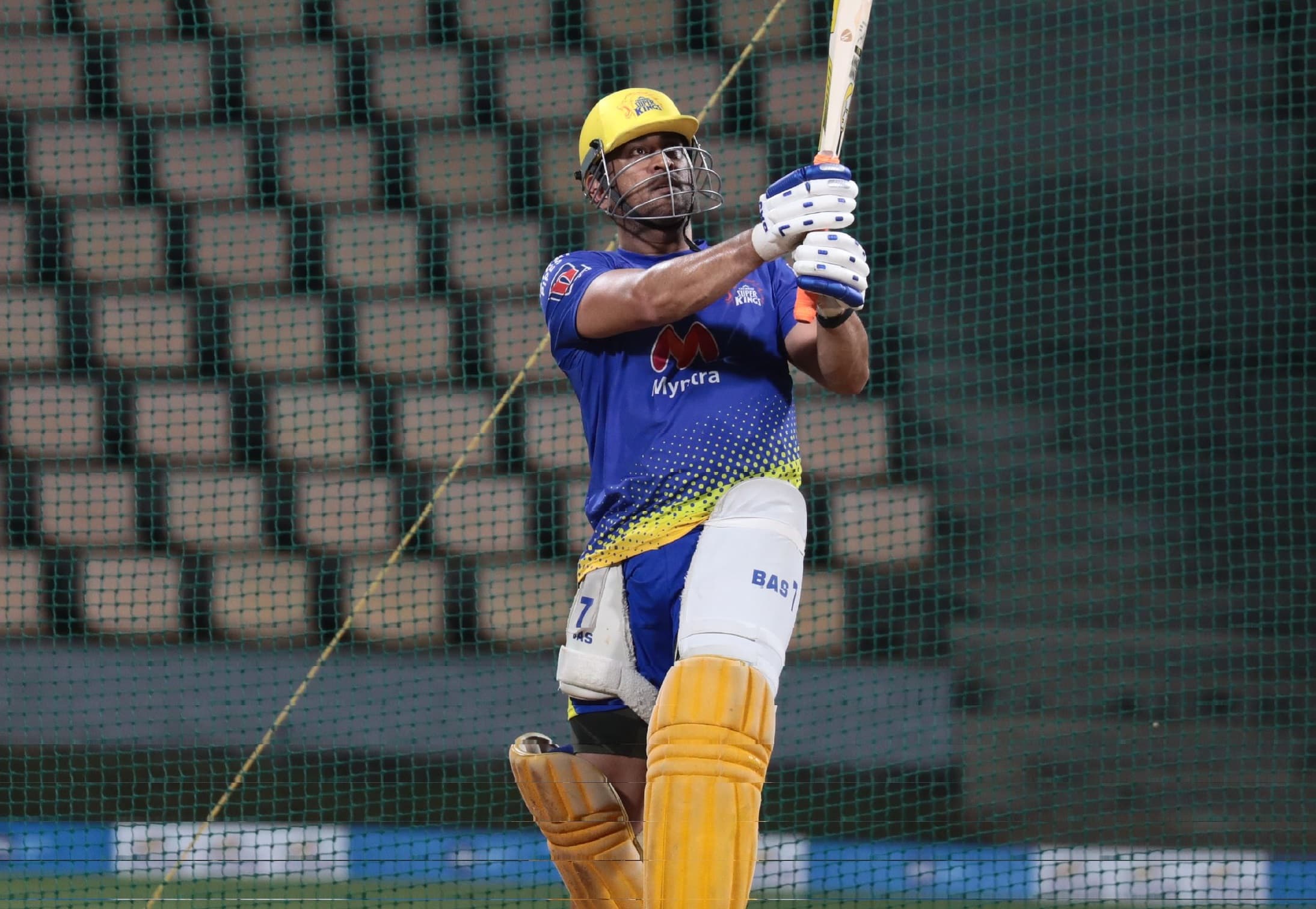 IPL 2021 : आईपीएल शुरू होने से पहले खतरनाक फॉर्म में दिखे धौनी, गेंदबाजों की जमकर कर रहे धुनाई, देखें VIDEO