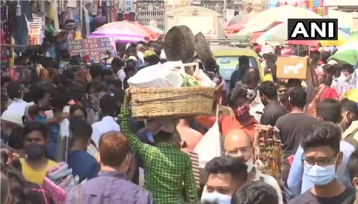 Mumbai Corona New Strain : सोशल डिस्टेसिंग के नियमों की उड़ रही है धज्जियां , बगैर मास्क पहनकर चलने वालों का कटा चालान