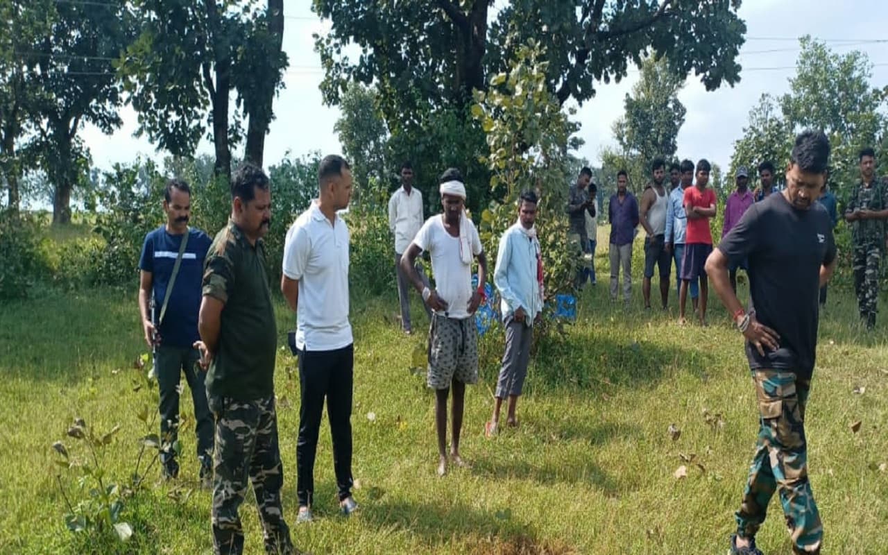 Jharkhand Crime News: झारखंड के गुमला में अपराधियों के हौसले बुलंद, युवक का अधजला शव बरामद