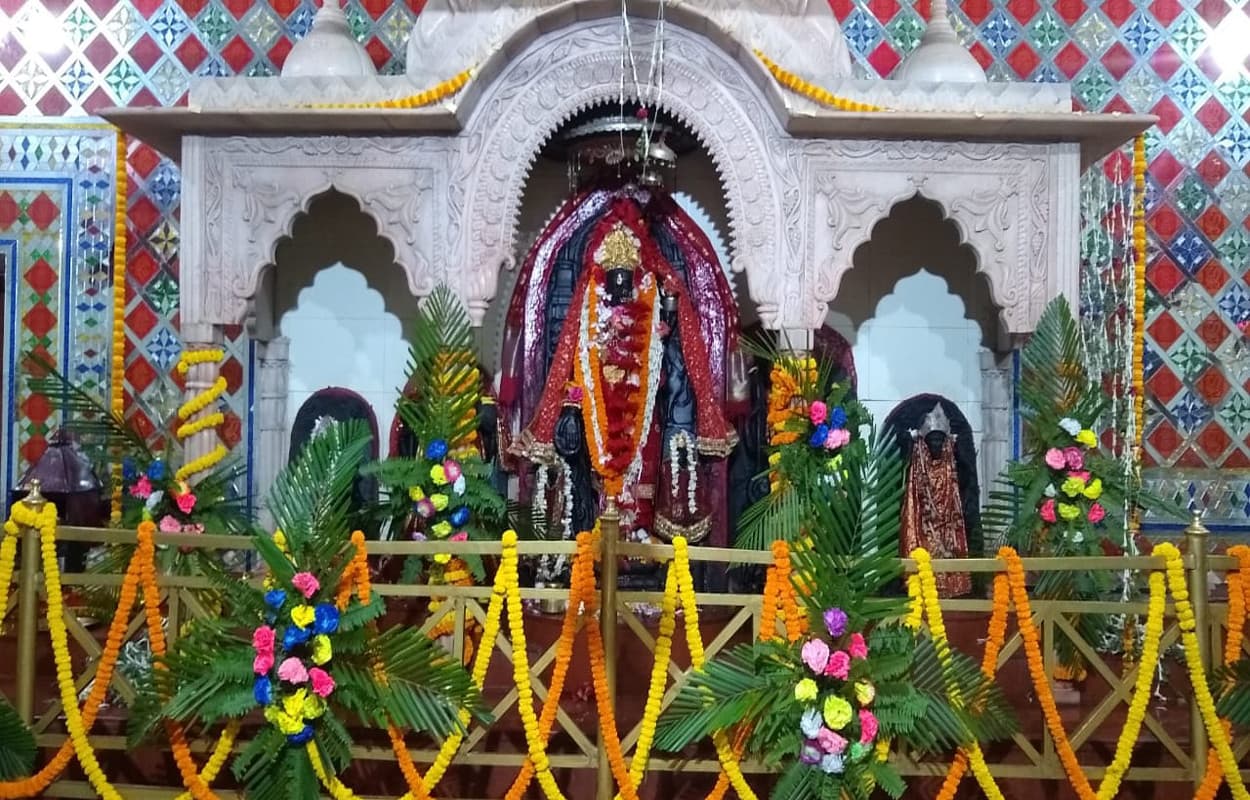 Sawan 2020 : 70 हजार फूलों से सजाया गया इटखोरी का सहस्त्रशिवलिंगम और मां भद्रकाली मंदिर, पर श्रद्धालुओं के आने पर पाबंदी