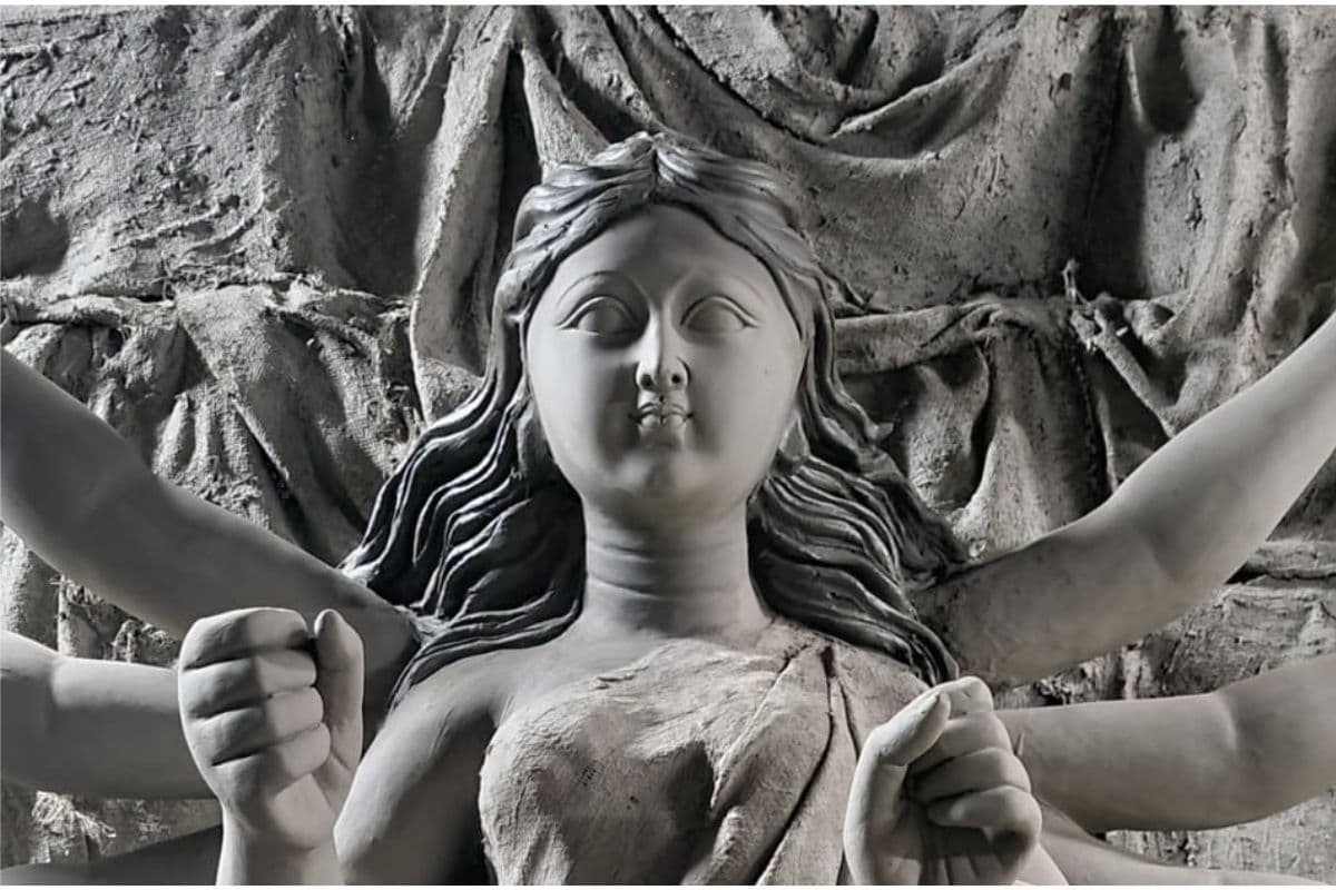 Durga Puja 2023 : बेलूड़ युवा समाज का संदेश- विकास की उड़ान जरूर भरें, लेकिन अपनी जड़ों से न हों दूर