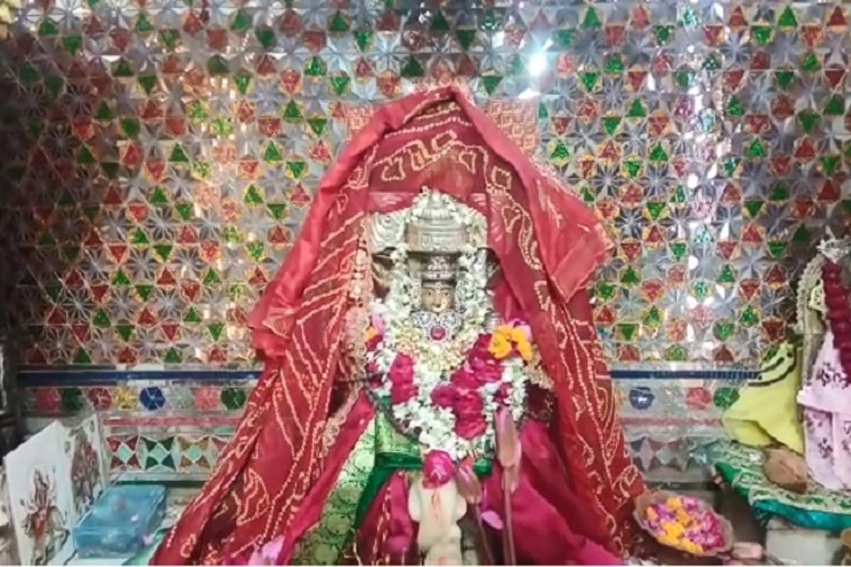 Maa Mahalakshmi: दिन में तीन बार रंग बदलती है मां महालक्ष्मी की मूर्ति, न हो यकीन तो देख लें तस्वीर