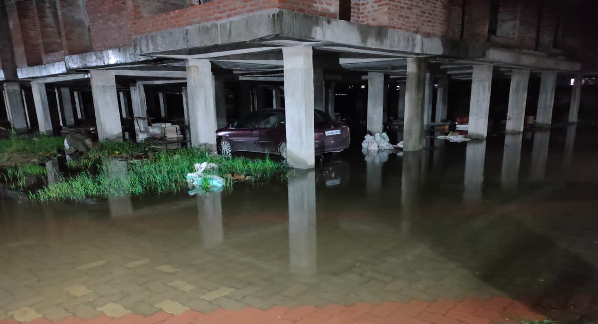 Jharkhand News: हजारीबाग में बिल्डर पर वादाखिलाफी का आरोप, नाराज फ्लैट सदस्य ने उपभोक्ता फोरम में की शिकायत