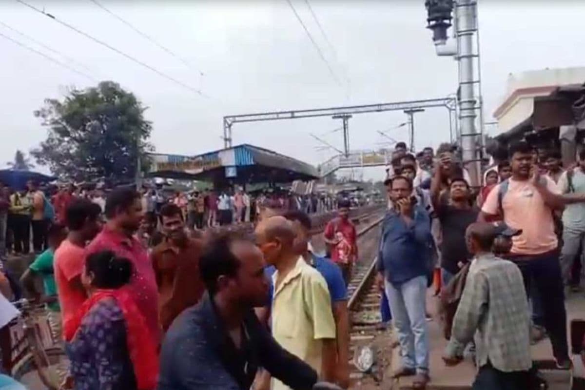 बंगाल : मदनपुर में रेल अवरोध, यात्रियों की बढ़ी परेशानी, सियालदह मुख्य शाखा पर ट्रेनों का परिचालन बाधित