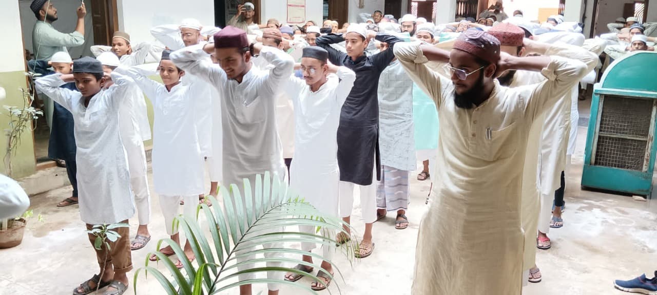 International Yoga Day: वाराणसी में मदरसे की छात्र-छात्राओं ने सीखा कैसे रहें न‍िरोग, सुबह-सुबह किया योग