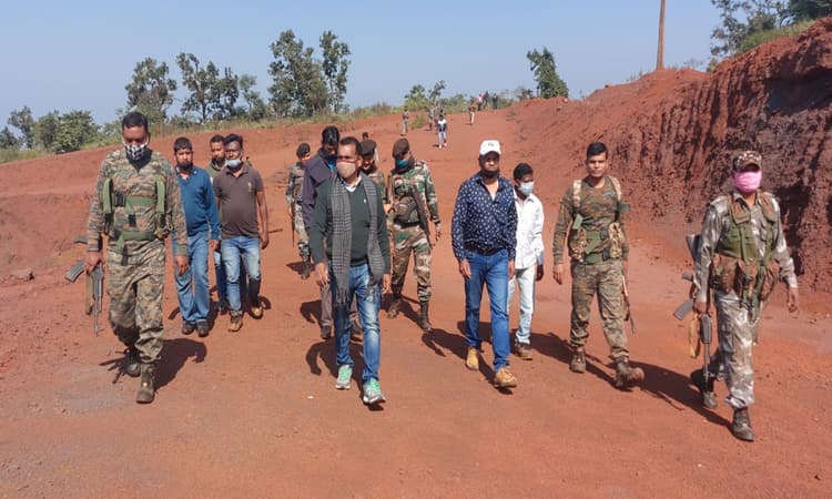 सारंडा के करमपदा आयरन ओर खदान के 6 लाख टन उठाव पर पूर्व सीएम मधु कोड़ा ने उठाये सवाल, मजदूरों की भी सुनी समस्या