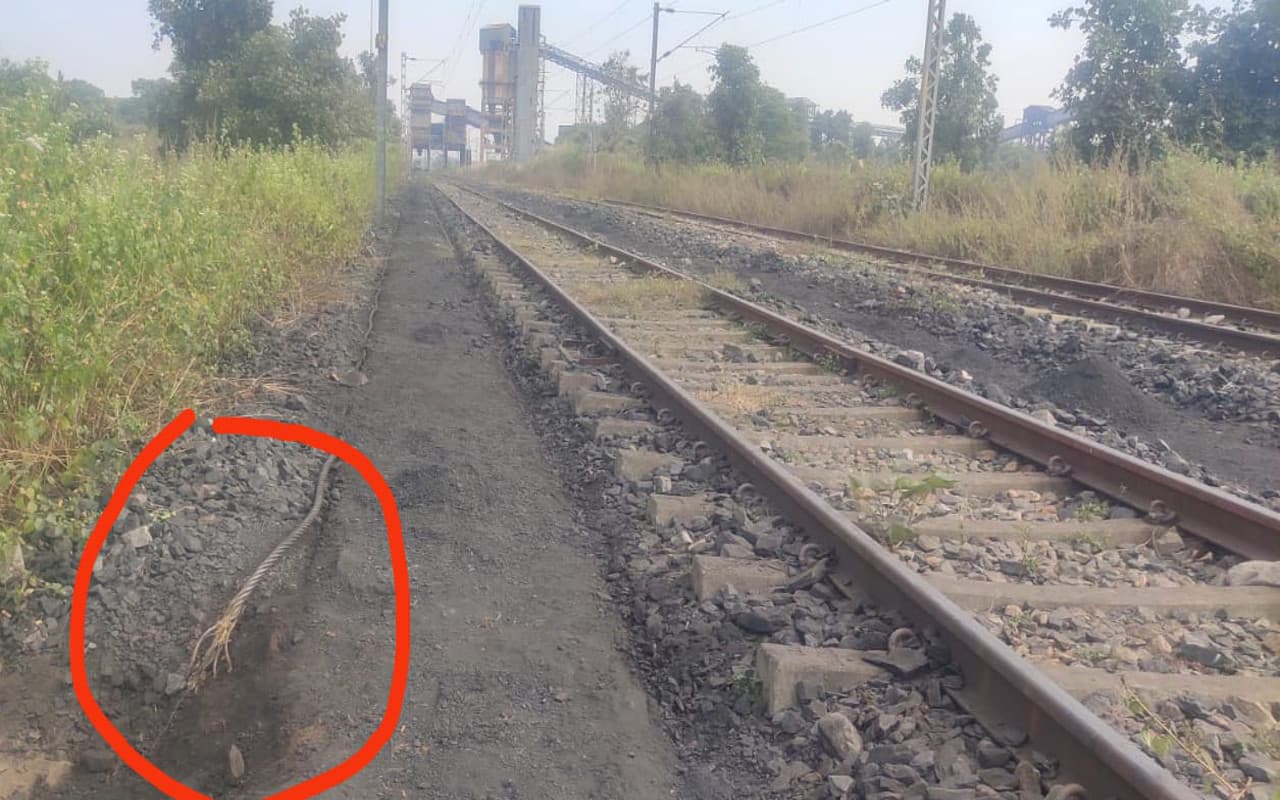 Jharkhand News: धनबाद के मधुबन वाशरी लोडिंग प्वाइंट में लाखों की चोरी, रैक लोडिंग रूका