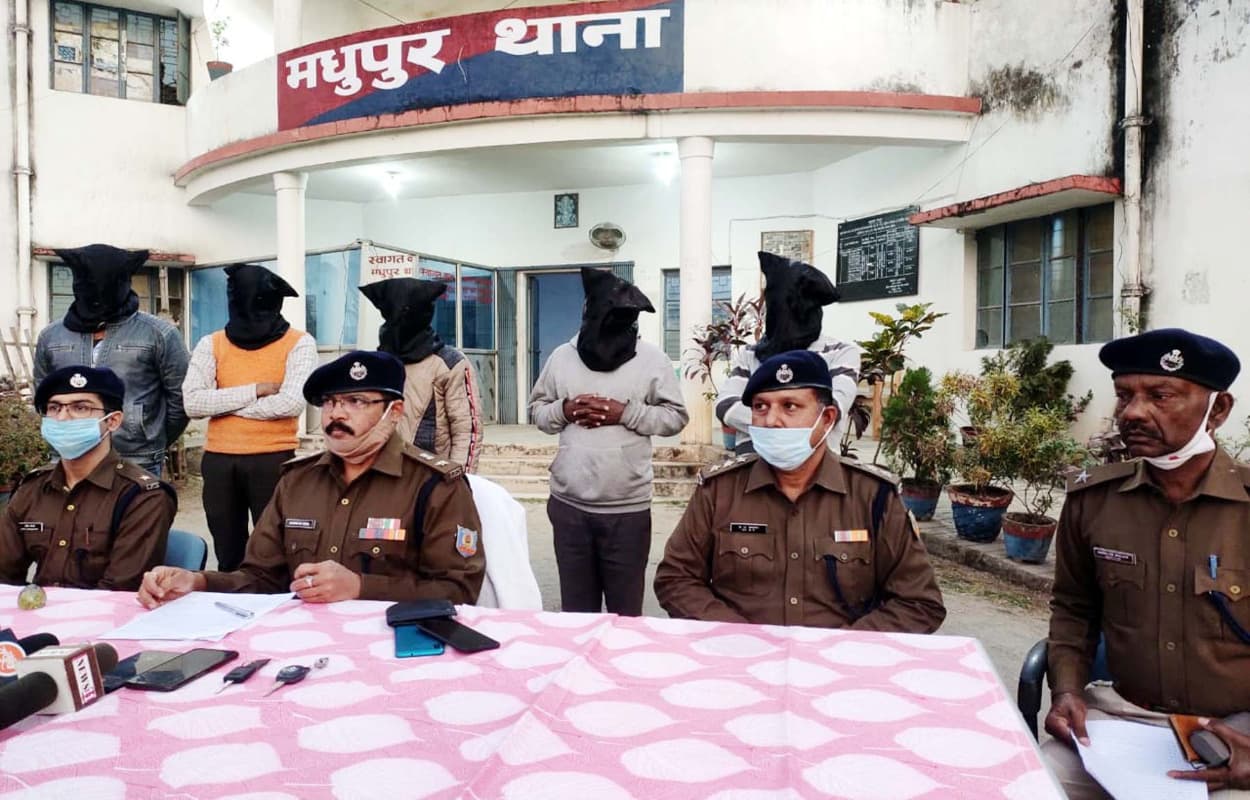 दिल्ली से मधुपुर आ रही 15 लाख से अधिक के प्रतिबंधित गुटखे को पुलिस ने किया बरामद, जानें कैसे हुई बरामदगी