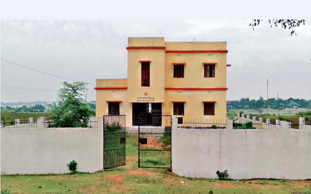 मधुपुर में नियमित नहीं खुलते कई हेल्थ एंड वेलनेस सेंटर, सामुदायिक स्वास्थ्य अधिकारी उठा रहे इंसेंटिव