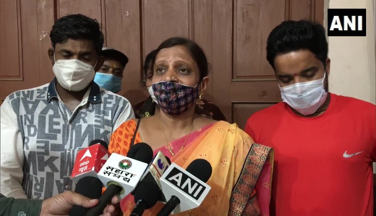 इंदौर में वैक्सीनेशन सेंटर पर भाजपा की नेता ने मनाया अपना जन्मदिन, सोशल मीडिया पर वीडियो वायरल पर मांगी माफी