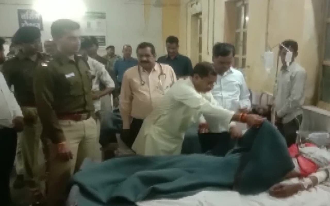 Madhya Pradesh: Highway पर काम कर रहे यूपी के मजदूरों को तेज रफ्तार कार ने रौंदा, 4 की मौत, 13 घायल