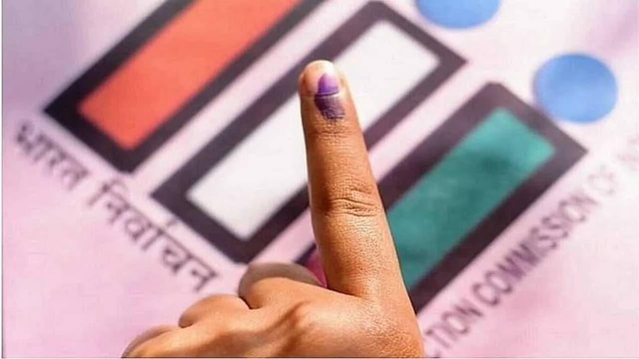 Nagar Nigam Election: बेतिया नगर निगम में तीसरे दिन पार्षद पद के लिए 28 ने भरा नामांकन, गरमायी राजनीति