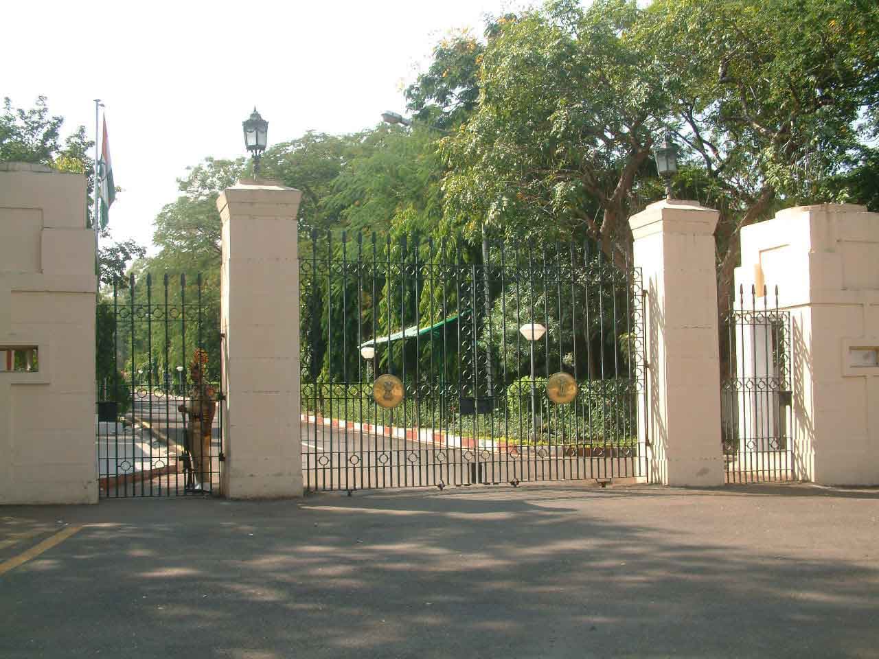 MP Crisis : कांग्रेस विधायक राज्यपाल टंडन से मिले, कहा : भाजपा ने 16 विधायकों को बंधक बनाया