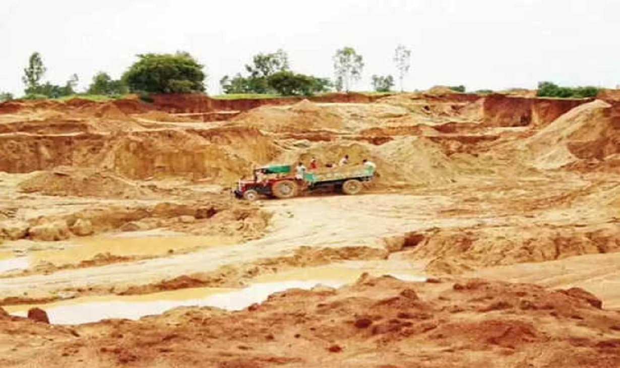 मैनपुरी में बेखौफ खनन माफिया, नायब तहसीलदार व टीम को ट्रैक्टर से रौंदने की कोशिश, तलाश में जुटी पुलिस