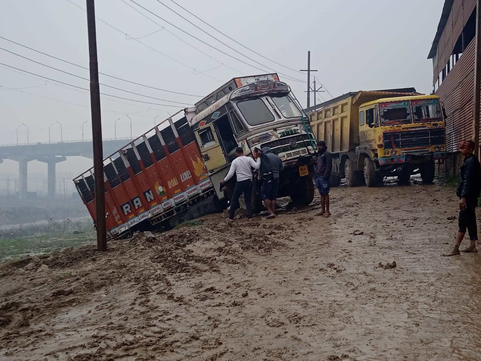 Prayagraj Magh Mela: माघ मेले की तैयारियों पर बारिश फेर रहा पानी, जगह-जगह फिसलन वाली कीचड़ से आफत