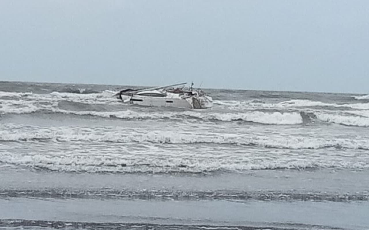 Maharashtra के हरिहरेश्वर बीच के पास संदिग्ध नाव से AK-47 सहित भारी मात्रा में हथियार बरामद, हाई अलर्ट