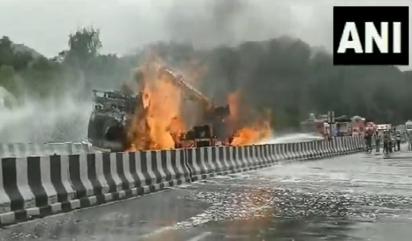 Maharashtra: पुणे-मुंबई एक्सप्रेसवे पर तेल टैंकर में लगी भीषण आग, चार की मौत, तीन घायल