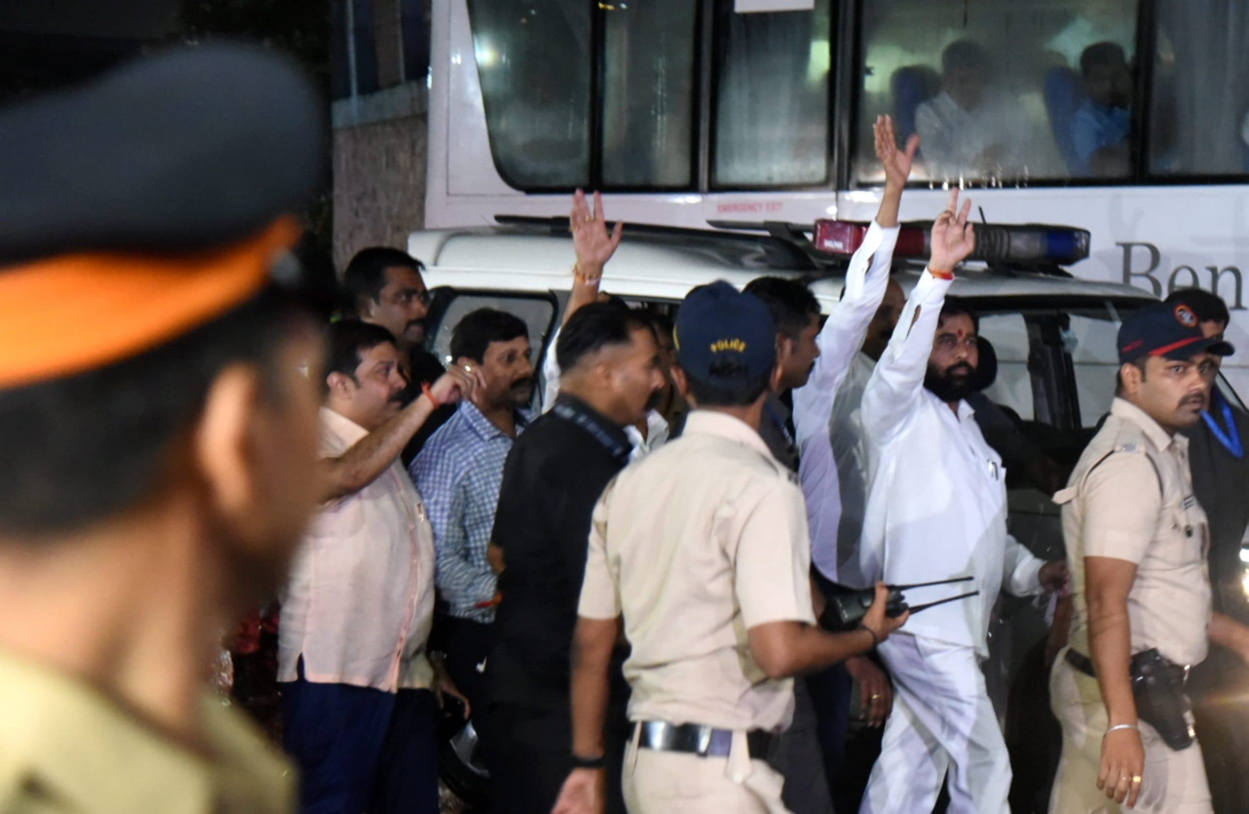 Eknath Shinde : महाराष्ट्र के नये CM एकनाथ शिंदे के साथ मुंबई पहुंचे शिवसेना के बागी विधायक, भव्य स्वागत