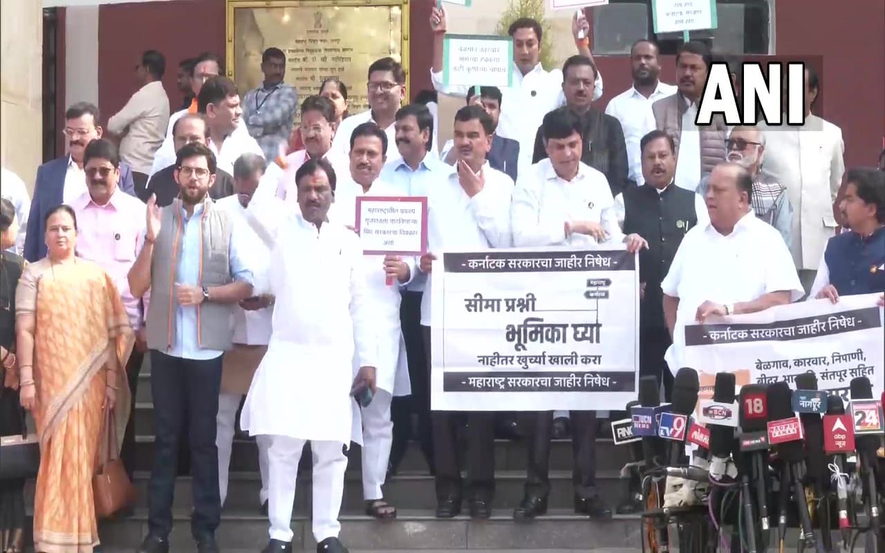 Maharashtra-Karnataka Border Row: महाराष्ट्र विधानसभा के बाहर विपक्ष का हंगामा, उद्धव का शिंदे पर हमला