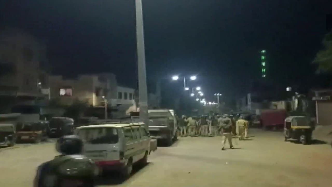 महाराष्ट्र के औरंगाबाद में दो गुटों के बीच हिंसक झड़प, उपद्रवियों ने पेट्रोल से भरी बोतलें फेंकी, 12 घायल