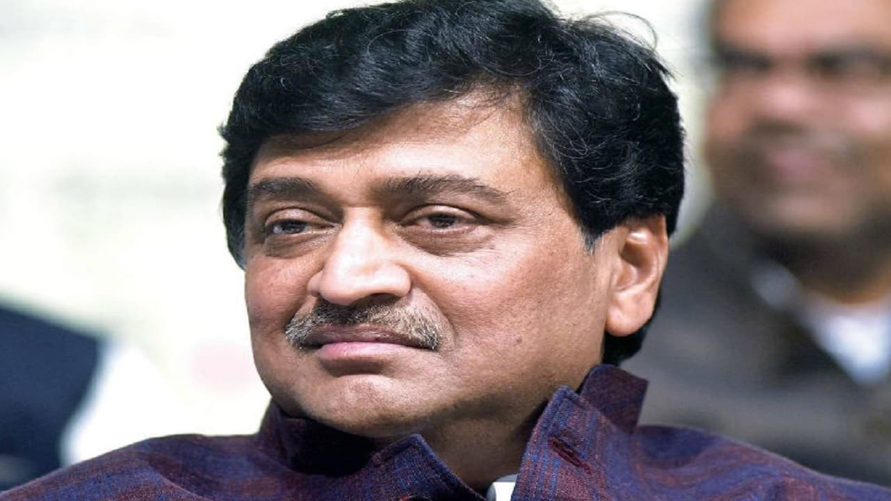 महाराष्ट्र के पूर्व सीएम अशोक चव्हाण ने अपनी जासूसी किये जाने का किया दावा, बोले- मेरी जान को खतरा