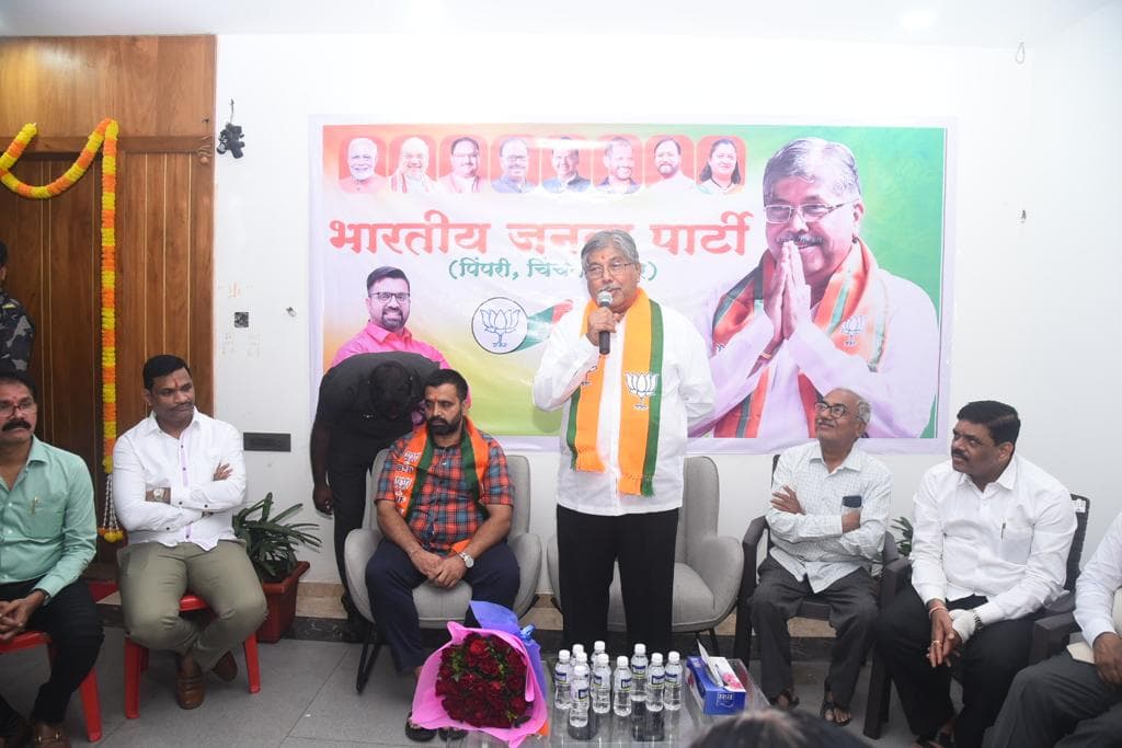 महाराष्ट्र के मंत्री चंद्रकांत पाटिल पर आखिर किसने फेंकी स्याही ? जानें वजह