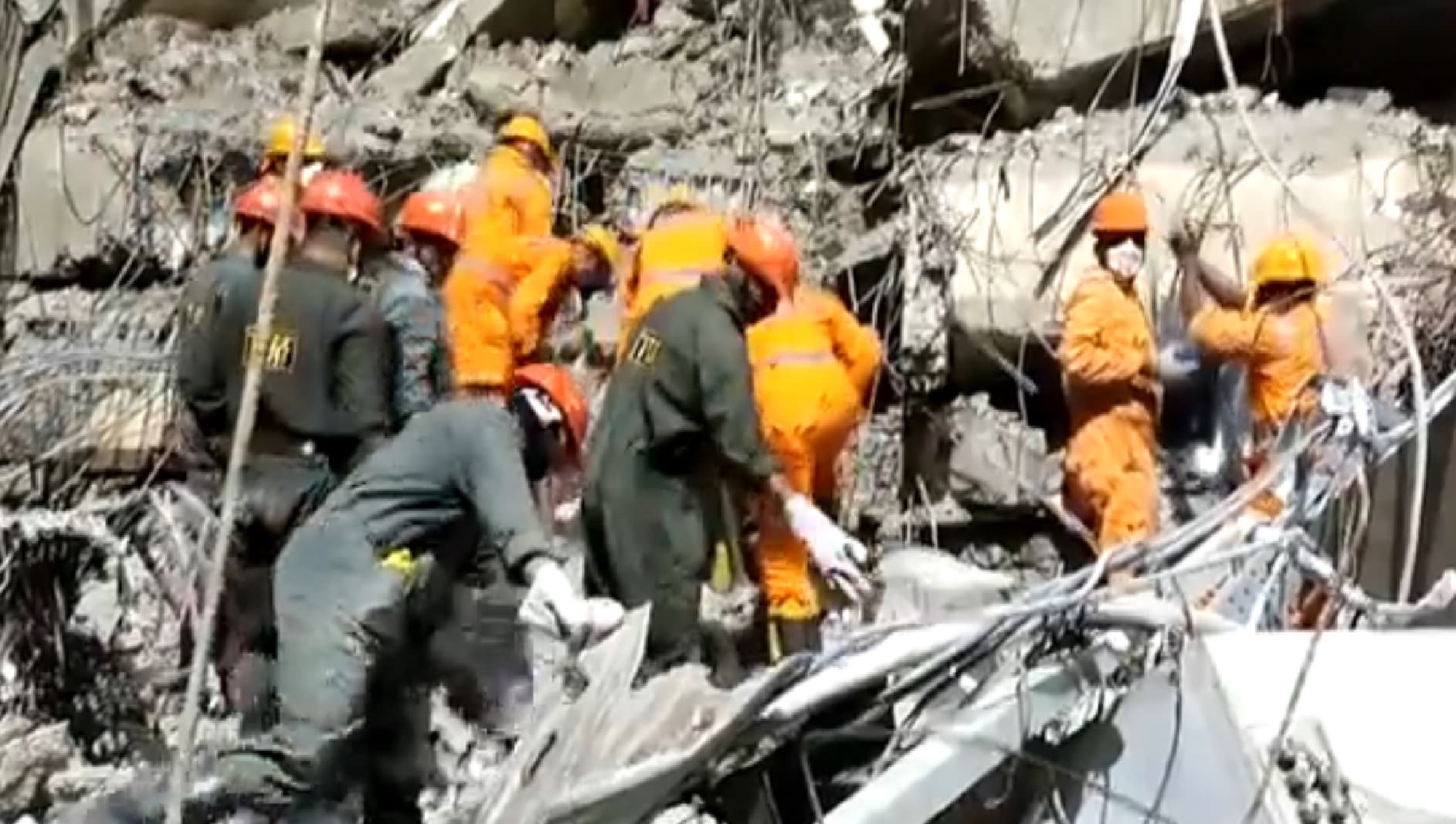 Maharashtra: हाइवे पार करने के लिए शख्स ने फुट ओवरब्रिज पर चलाया ऑटोरिक्शा, VIDEO हुआ वायरल