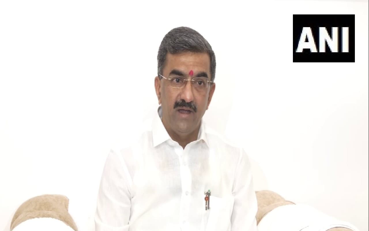 महाराष्ट्र की राजनीति में एक बार फिर बयानबाजी का दौर जारी, शिंदे गुट के नेता ने संजय राउत को घेरा