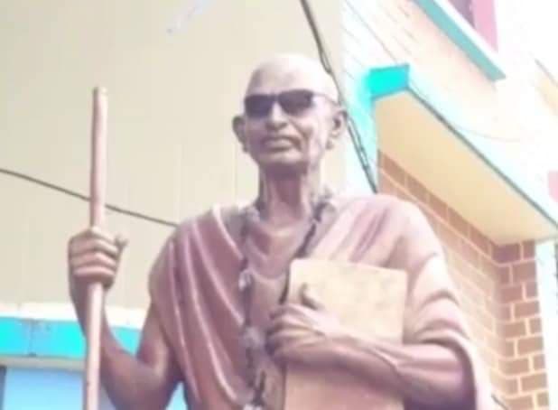 बंगाल में गांधी की प्रतिमा को पहना दिया काला चश्मा, लोगों ने पीटा, पुलिस के हवाले किया