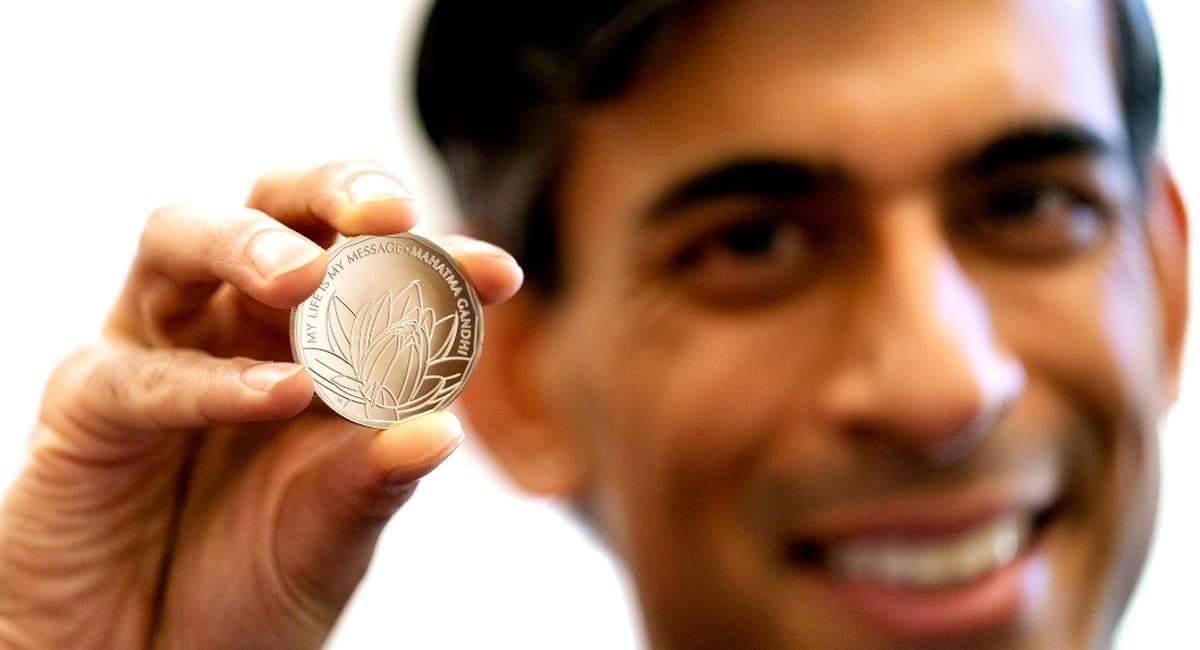 ब्रिटेन ने दिवाली को बनाया ऐतिहासिक, महात्मा गांधी पर जारी किया विशेष सिक्का