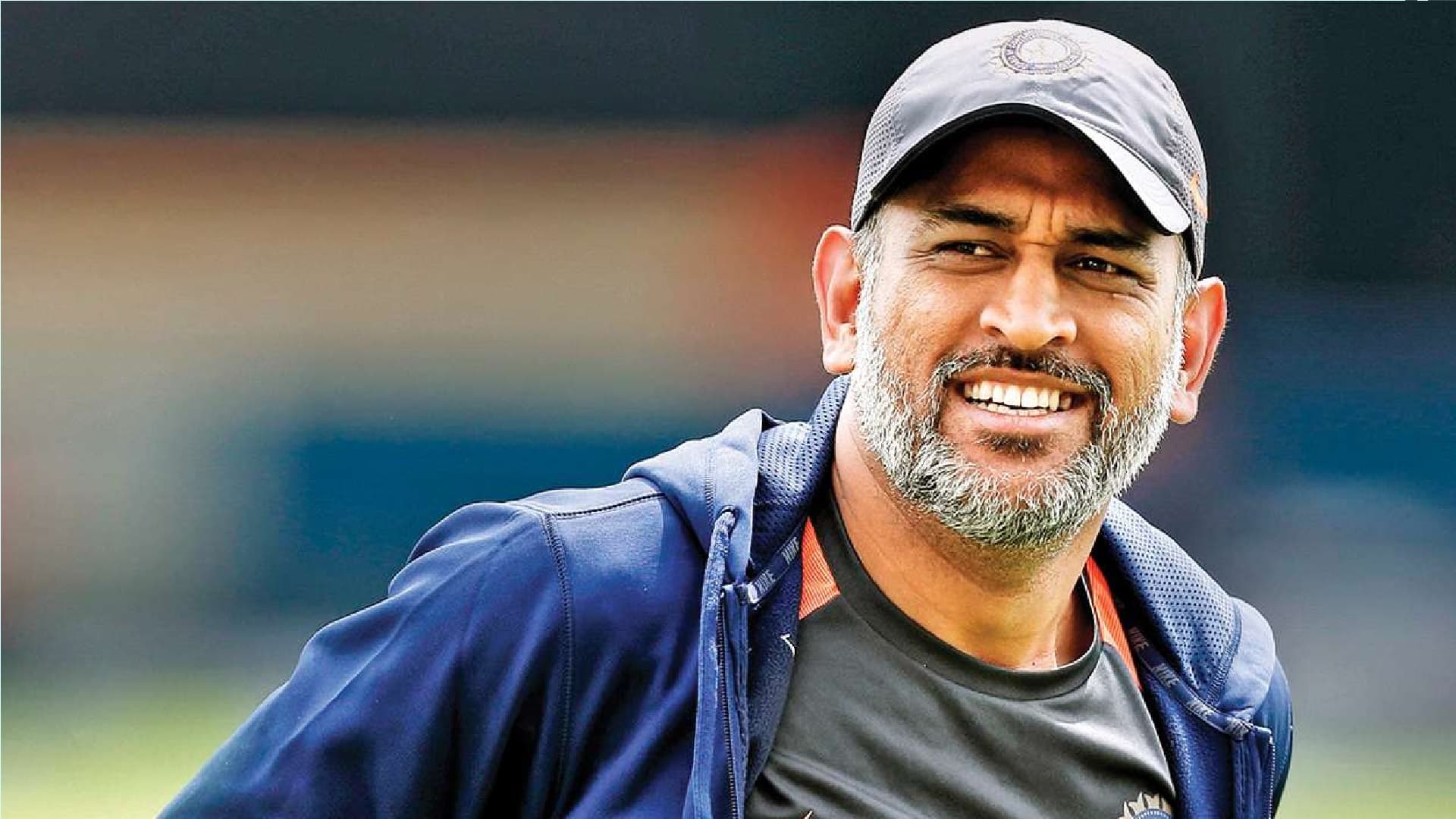 धौनी को बुजुर्ग महिला फैन की सलाह, बेटे का नाम 'रोशन' ही रखना, वीडियो वायरल