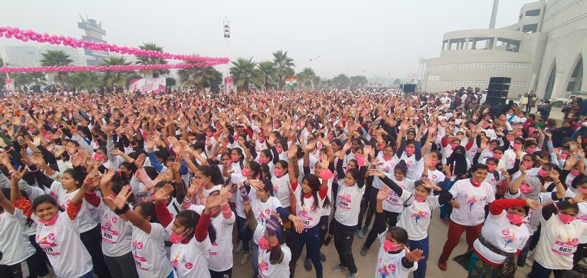 Congress Mahila Marathon: कोहरे में भी जोश में भरी मैराथन में दौड़ीं छात्राएं, बोलीं- लड़की हूं, लड़ सकती हूं