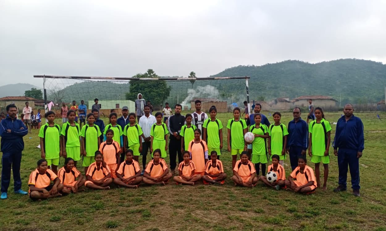 पहाड़ी तलहटी में बसे गांव में दिखी महिला फुटबॉलर की प्रतिभा, ग्रामीण कर रहे हैं प्रोत्साहित