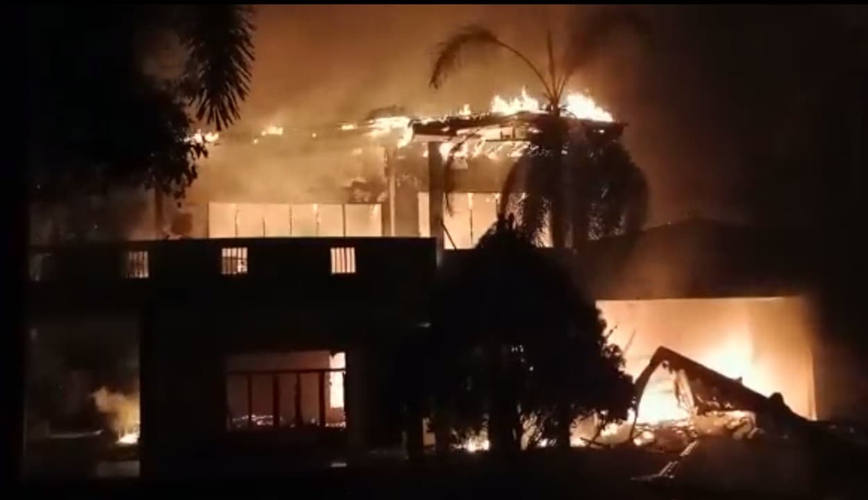 श्रीलंका में प्रदर्शनकारियों ने महिंदा राजपक्षे के घर में लगाई आग, हिंसा में एक सांसद की मौत