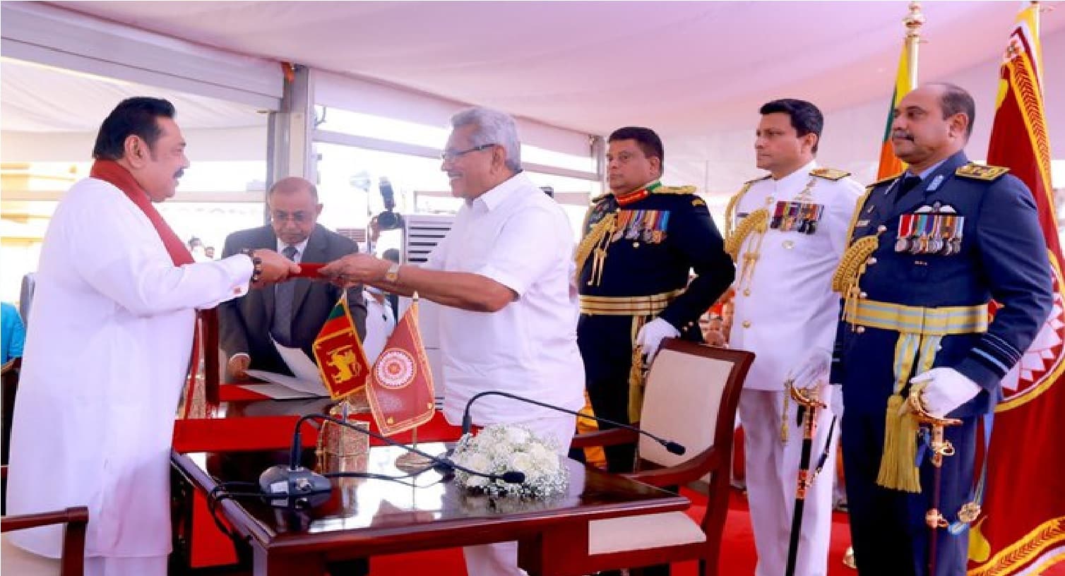 महिंदा राजपक्षे चौथी बार बने श्रीलंका के प्रधानमंत्री, छोटे भाई ने मंदिर में दिलायी शपथ