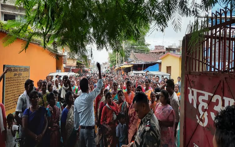 हत्या मामले में आरोपियों की गिरफ्तारी नहीं होने पर भड़के ग्रामीण, लातेहार के महुआडांड़ थाना का किया घेराव