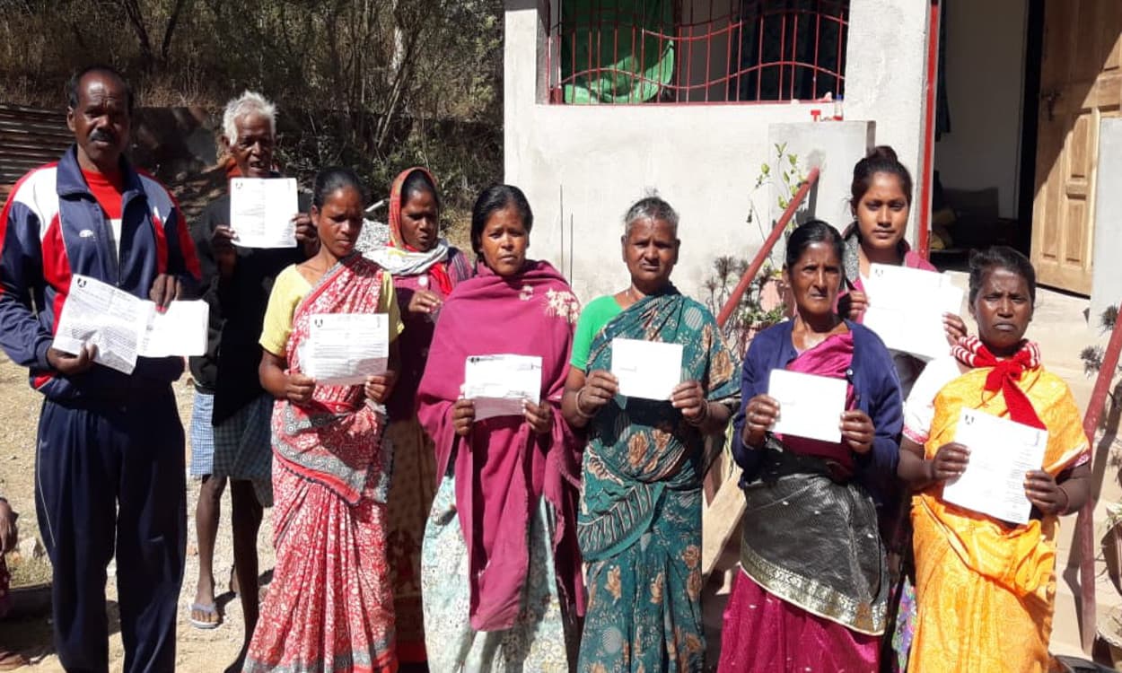 लातेहार के महुआडांड़ में बिना खाता खोले ही बैंक ने ऋण वसूली का थमाया नोटिस, ग्रामीण परेशान लातेहार के महुआडांड़ में बिना खाता खोले ही बैंक ने ऋण वसूली का थमाया नोटिस, ग्रामीण परेशान
