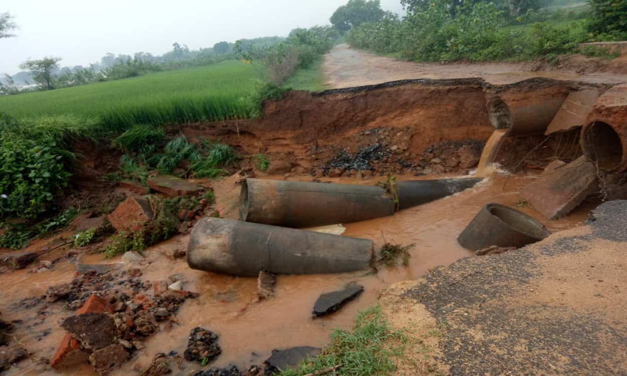 पर्यटन स्थल 'बरसो पानी' जाने वाली महुदी पुलिया बही, दर्जनों गांवों का टूटा संपर्क