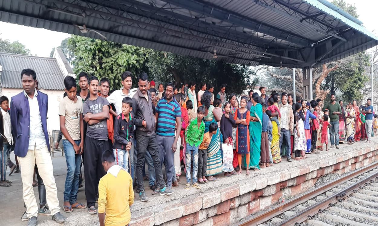 Train News: बिहार में कोरोना केस घटा तो तत्काल टिकट के लिए शुरू हुई मारामारी, स्टेशन पर बढ़ने लगी भीड़