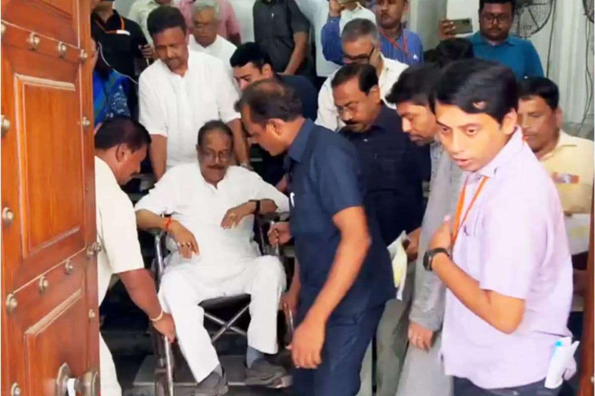 विधानसभा में मंत्री मलय घटक की बिगड़ी तबीयत, कराया गया अस्पताल में भर्ती