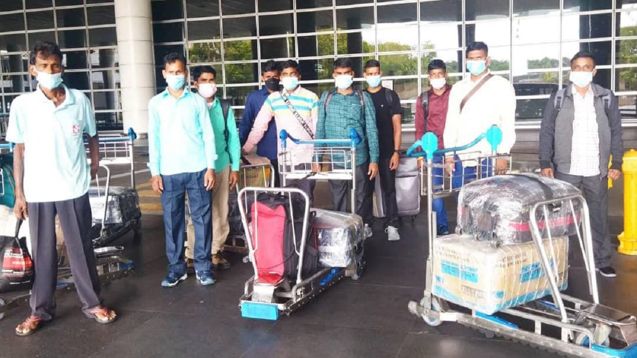 Jharkhand News: मलेशिया में फंसे 10 मजदूर लौट रहे झारखंड, 20 मजदूरों की वतन वापसी का अब भी इंतजार Jharkhand News: मलेशिया में फंसे 10 मजदूर लौट रहे झारखंड, 20 मजदूरों की वतन वापसी का अब भी इंतजार