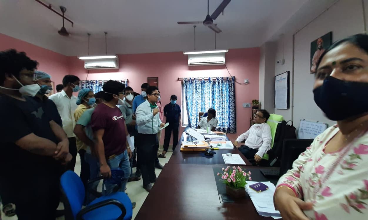 मालदा मेडिकल कॉलेज के डॉक्टर्स, नर्स व स्वास्थ्यकर्मियों ने दी हड़ताल की चेतावनी, प्रिसिंपल को सौंपा ज्ञापन