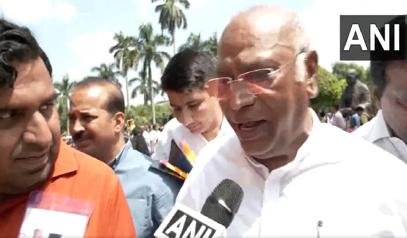 Manipur Violence: मणिपुर मुद्दे पर 'इंडिया' के घटक दलों ने संसद परिसर में किया प्रदर्शन, पीएम के बयान पर अड़े