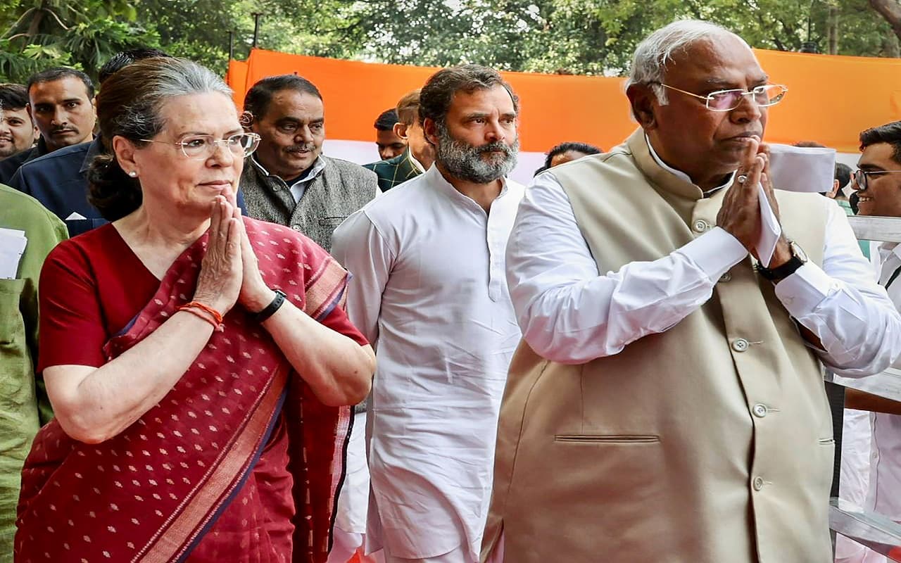 कार्यभार संभालते ही एक्शन में मल्लिकार्जुन खरगे, संचालन समिति में थरूर की अनदेखी, सोनिया-मनमोहन शामिल