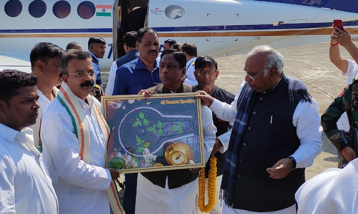 मल्लिकार्जुन खरगे के दुमका पहुंचने पर कांग्रेसी नेताओं ने ऐसे किया स्वागत, देखें तस्वीरें